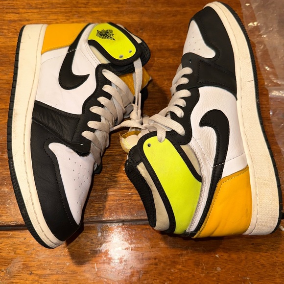 Kids nike air Jordan 1 high volt gold size 6y - Picture 2 of 6